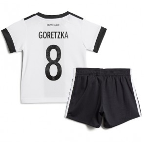 Niemcy Leon Goretzka #8 Koszulka Podstawowych Dziecięca MŚ 2022 Krótki Rękaw (+ Krótkie spodenki)